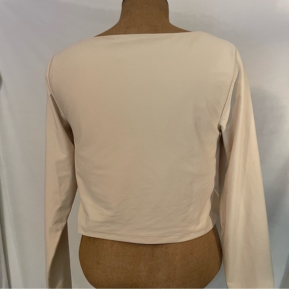 Old Navy Active cream XL crop top w/scoop neck & long sleeves built in bra - Picture 5 of 8